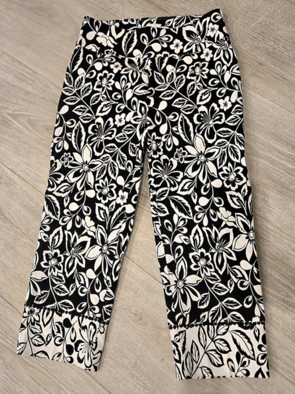 Zac & Rachel Pull-On Floral Print Stretch Capri Pants Capri Pants Black & White